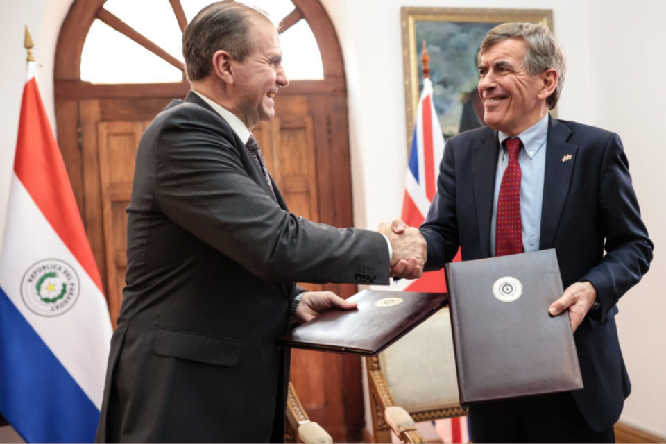 Депутат Ратли и министр иностранных дел Парагвая Хулио Арриола обменялись рукопожатием после подписания Меморандума о взаимопонимании.