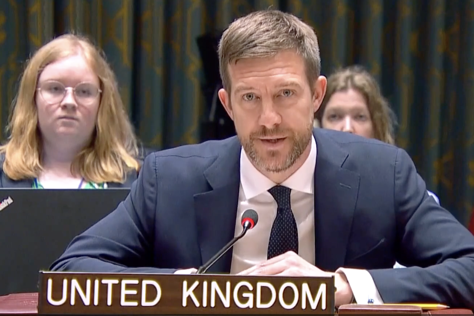 Том Фиппс, заместитель политического координатора ООН от Великобритании, выступает в Совете Безопасности ООН
