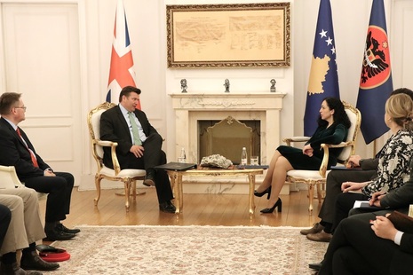 Во время визита министров на Западные Балканы было объявлено о продлении обязательств Великобритании перед Силами НАТО в Косово.