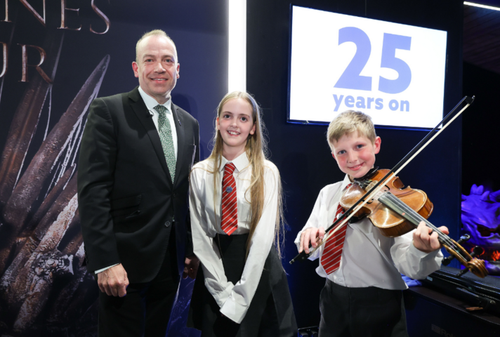 Государственный секретарь Северной Ирландии Крис Хитон-Харрис вместе со школьниками во время турне студии Game of Thrones.