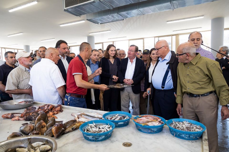 Посол Великобритании Хэмиш Коуэлл на рыбном рынке Сайды