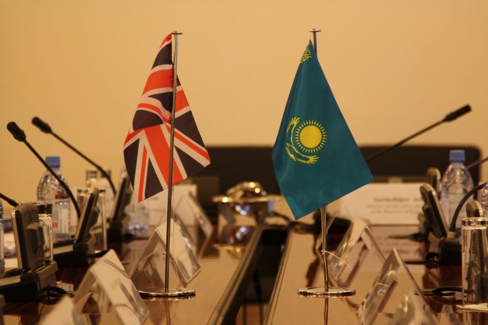 Флаги Великобритании и Казахстана