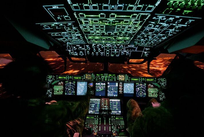 Атлас RAF A400M от RAF Brize Norton, которым управляют члены 70-й и 30-й эскадрилий, проводят учения по операциям на поверхности во Франции в составе Ex OURANOS.