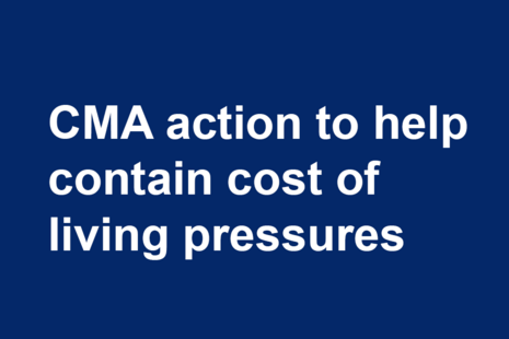 Белый текст на синем фоне гласит: Действия CMA по сдерживанию роста стоимости жизни