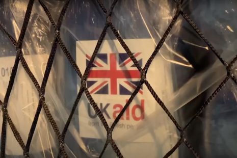 Коробка с британской помощью будет отправлена ​​по всему миру.