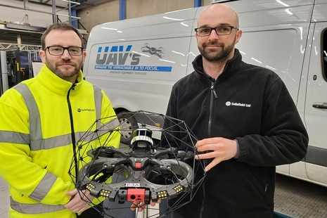 Слева направо: Питер Кинг, технический специалист, и Сэм Джей, инженер и главный пилот БПЛА, в Инженерном центре передового опыта Sellafield Ltd, с дроном Flyability Elios 3, который впервые в конце этого месяца будет использовать британскую технологию.