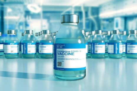 Маленькие флаконы с вакцинами против COVID-19