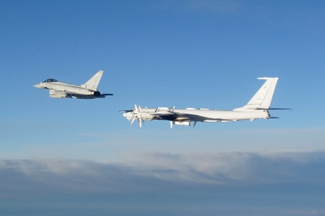 Самолеты ВВС Великобритании «Тайфун» перехватили два российских дальних бомбардировщика Ту-142.
