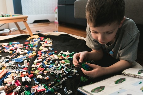 мальчик играет со строительными кубиками