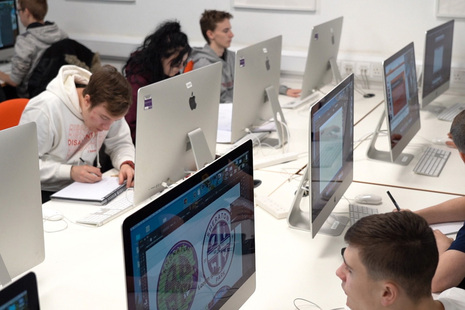 студенты в компьютерном классе