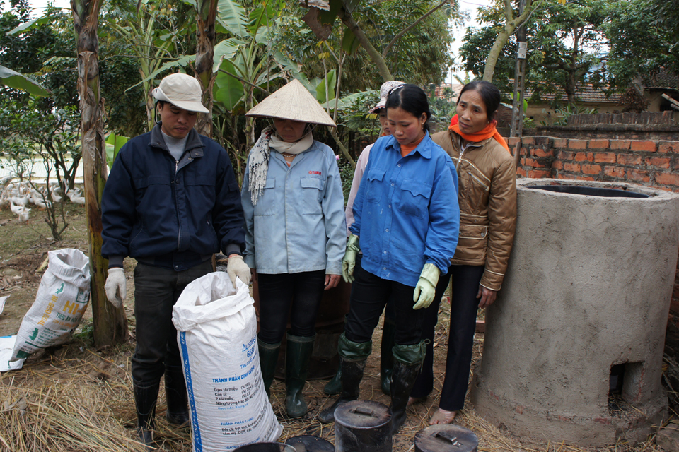 Luong (second from left) and other farmers at a training session on basic techniques to make biochar. Picture: Nguyen Hoang Ha/DFID 