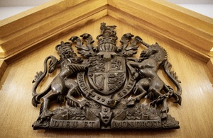 Image of lion and unicorn Crown Court signage