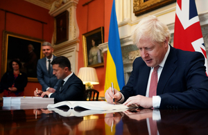 Prime Minister Boris Johnson and President Zelenskyy sign the UK-Ukraine agreement.