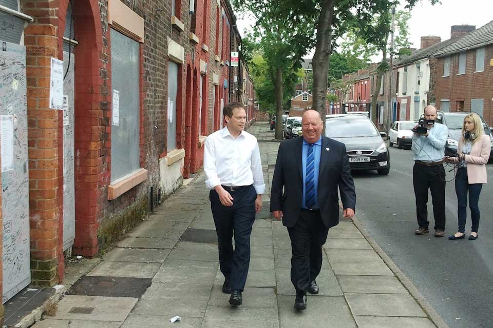 Grant Shapps and Joe Anderson walking along Madryn Street