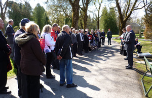 Chargé d’Affaires, Charles Hill, addresses those at Vestre Gravlund