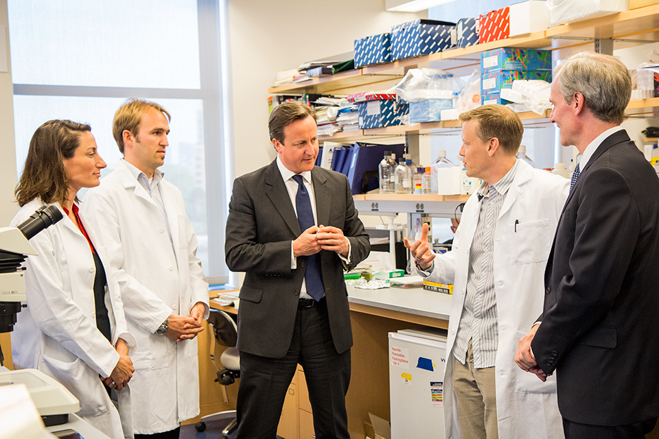 The PM learns about the neurodegenerative research with scientists at Rockefeller University. From left to right: Dr Cynthia Duggan, Dr Dominik Paquet, the PM, Dr Olav Olsen, and Dr Marc Tessier-Lavigne.