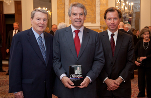 Jim Lehrer, Ambassador Peter Westmacott, and John Studzinski, Chairman, Ben Franklin House, celebrate Ben Franklin's legacy at the British residence in Washington