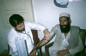 Heroin user receiving healthcare in Pakistan