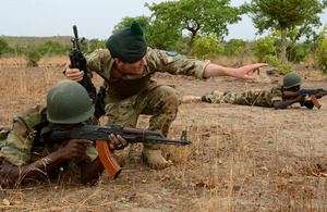 Ranger Timothy Dirrane of 1st Battalion The Royal Irish Regiment trains a Mali army soldier to look for his arcs of fire [Picture: Corporal Lu Scott, Crown copyright]
