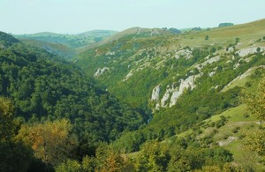 Image of green White Peak mountains in Derbyshire.