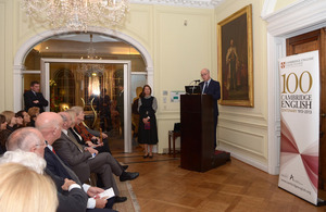 Ambassador John Freeman welcomes guests to the celebration./ El Embajador John Freeman da la bienvenida a los invitados.