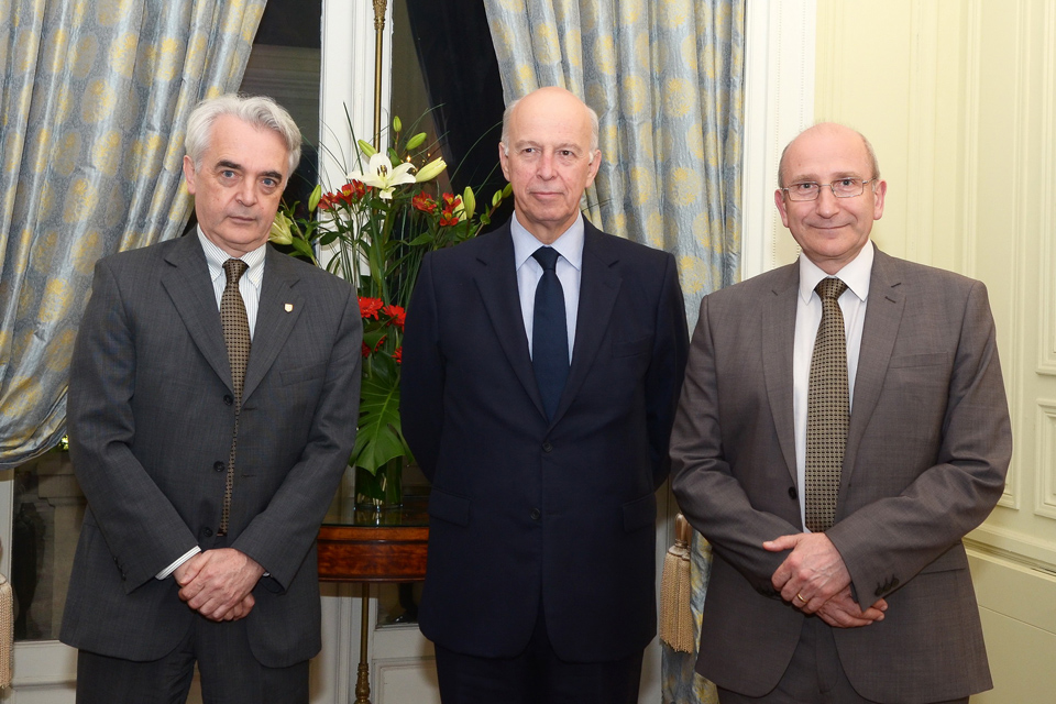 Ambassador John Freeman with Mike Milanovic (left) and David Good (right) from Cambridge Assessment./ El Embajador John Freeman junto a Mike Milanovic (izq.) y David Good (der.) deCambridge Assessment.