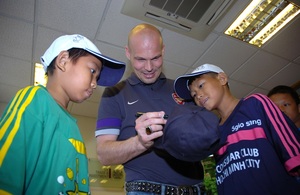 Freddie had shared his life and his football experience with the children who come from “5giosang organisation