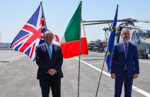 Defence Secretary Ben Wallace (l) with Italian Defence Minister Lorenzo Guerini (r)