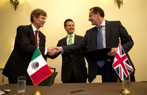 Enrique Peña Nieto, the President of Mexico (centre), Enrique de la Madrid Cordero, CEO of Bancomext (left), Steve Dodgson, Business Group Director, UKEF (right)