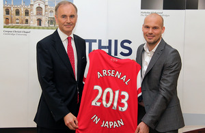 Freddie Ljungberg with the British Ambassador to Japan Tim Hitchens