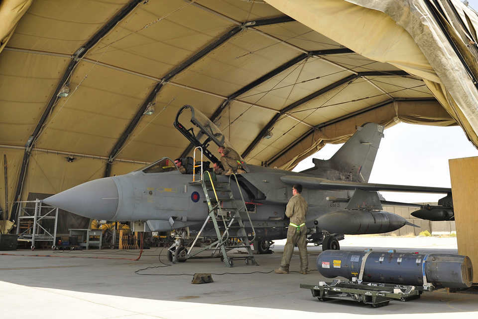 Ground crew maintaining a Tornado GR4