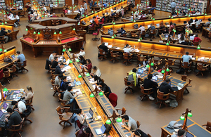 Библиотека университета, где работают студенты
