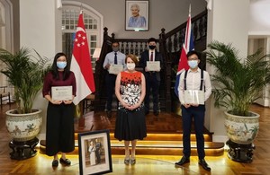 Her Excellency Kara Owen with Chevening scholars Dr Glorijoy Tan and Mr Teo Kai Xiang, and (2nd row) Dr Muhammad Taufeeq Wahab and Mr Aloysius Chang.