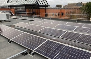 Изображение солнечных батарей на крыше здания суда