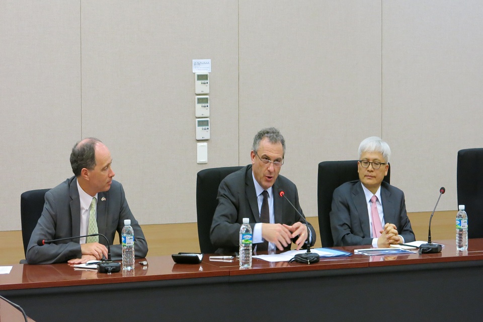 British Ambassador Scott Wightman, PUS Sir Simon Fraser and Jo Dae-shik, Deputy Minister for Planning and Coordination of Korean Foreign Minist!!1ry (from left) 