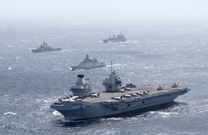 HMS Queen Elizabeth из UK Carrier Strike Group в компании с индийским многоцелевым фрегатом Shivalik во время учений морского партнерства в Бенгальском заливе.