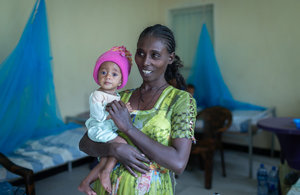 Женщина с младенцем на руках в регионе Тыграй на севере Эфиопии