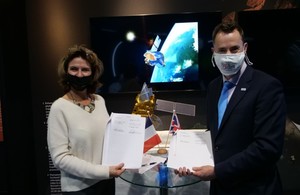 Д-р Пол Бейт, исполнительный директор Космического агентства Великобритании, и Лоуренс Моннойер-Смит, директор по устойчивому развитию CNES, подписывают соглашение о внедрении MicroCarb на COP26.