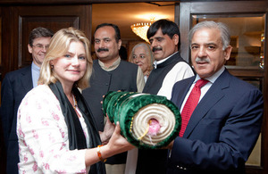 Shahbaz Shareef presenting rug to Greening