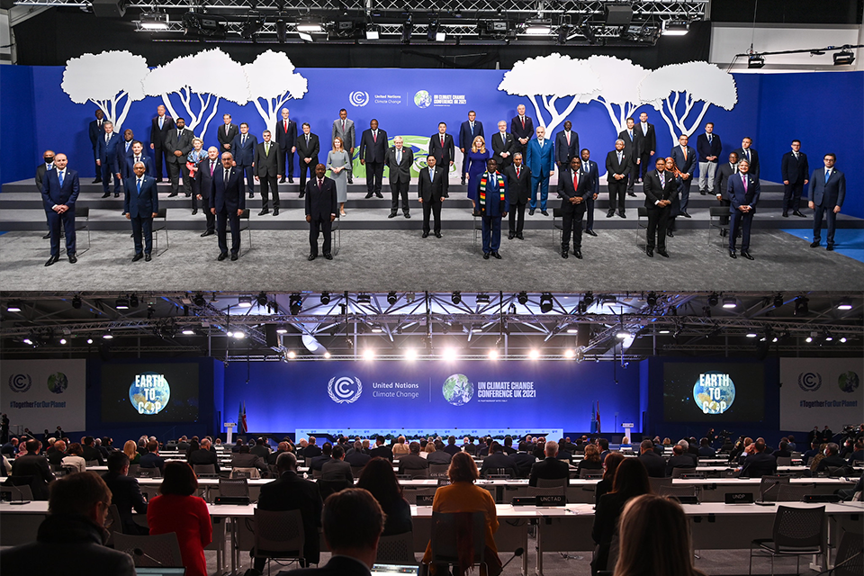 Лесное семейное фото мировых лидеров на COP26 в SEC.