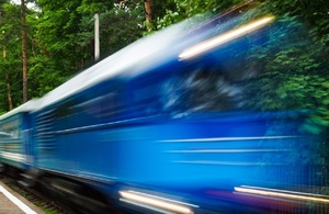 Размытое изображение ускоряющегося поезда