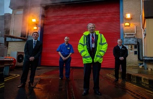 Тони Меггс, председатель Sellafield Ltd (в центре), стоял возле одного из наших зданий с ядерными отходами на территории Sellafield.