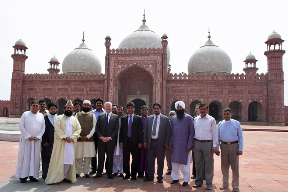 William Hague at Badshahi Mosque meeting members of Lahore's different communities.