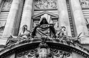 Скульптура с изображением записывающего ангела в окружении силы духа и правды над портиком лондонского Олд-Бейли.