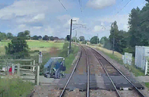 Изображение с видеонаблюдения, направленное вперед, показывает положение скутера и пользователя при приближении поезда (любезно предоставлено Abellio Greater Anglia)