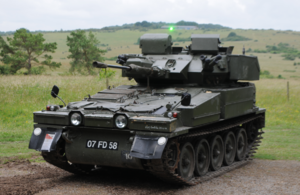 Легкий танк Scimitar, освещенный зеленым лазером (наглядный пример)