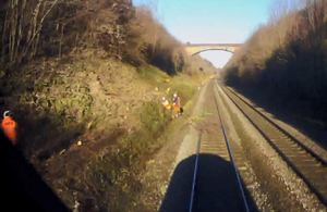 Изображение с камеры видеонаблюдения, направленное вперед, показывающее дерево непосредственно перед столкновением с поездом (любезно предоставлено CrossCountry Trains)