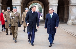 Министр обороны Бен Уоллес и его польский коллега идут рядом с польскими офицерами в военной форме.