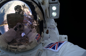 Селфи астронавта Тима Пика во время выхода в открытый космос