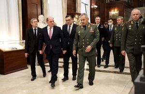 Министр обороны встречается со своим российским коллегой в Москве.